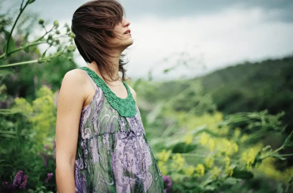 Frau genießt die Natur – Symbolbild für Einzelcoaching und hormonelle Balance